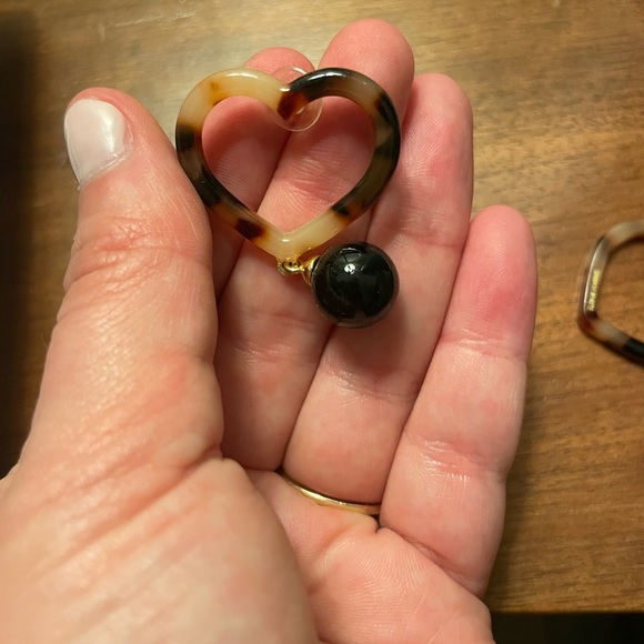 Black and Tortoiseshell Heart Earrings - Picture 3 of 3